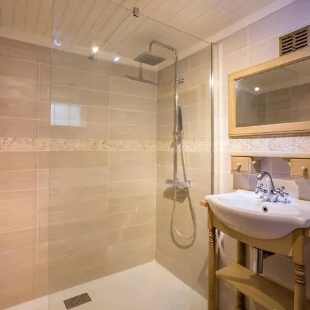 Villa Sleeps 6 Pool Wifi
